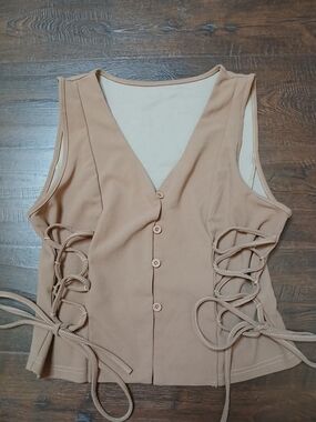 Beige Sleeveless V-Neck Button Side Lace Accent Cropped Woven Blouse Top M